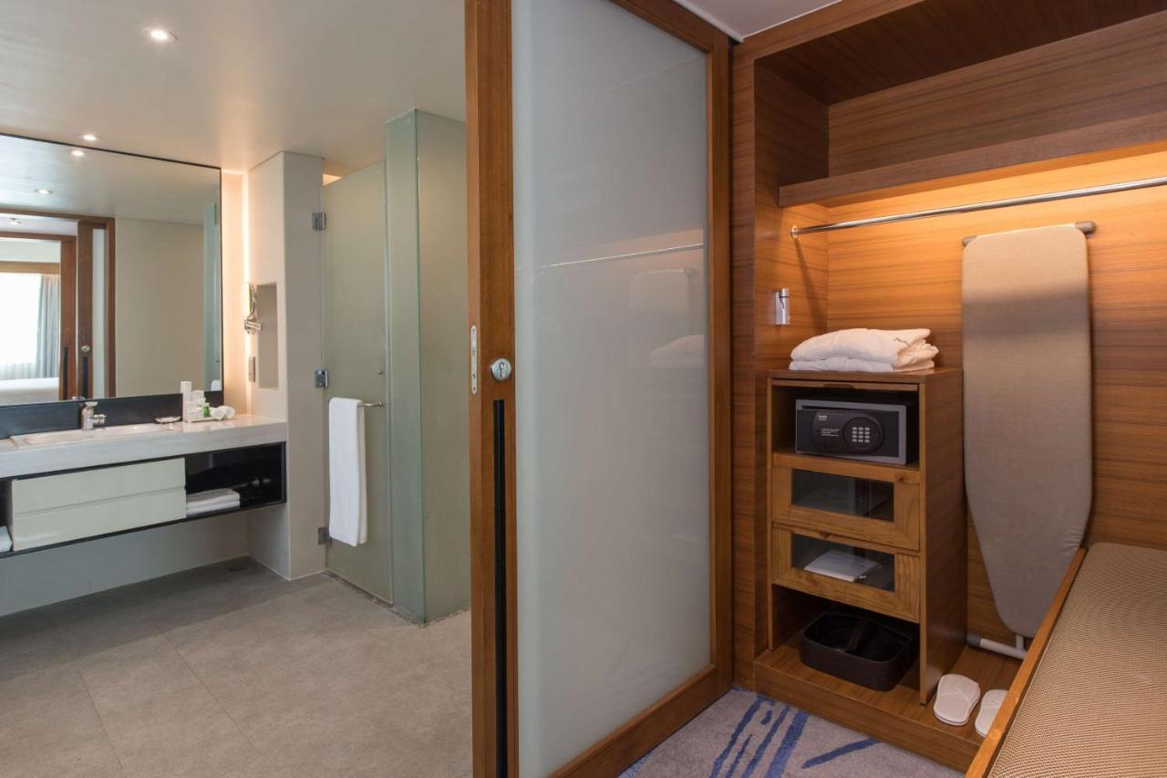 Radisson Blu Cebu Hotel Kültér fotó A bathroom in a hotel room