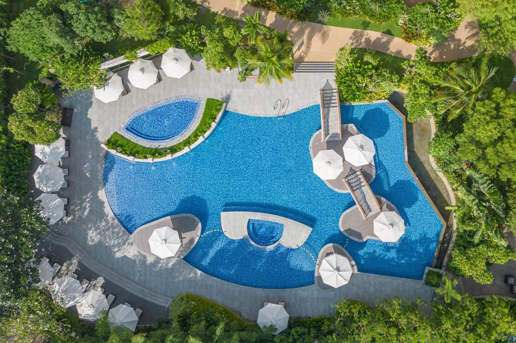 Radisson Blu Cebu Hotel Kültér fotó Aerial view of the pool at the hotel