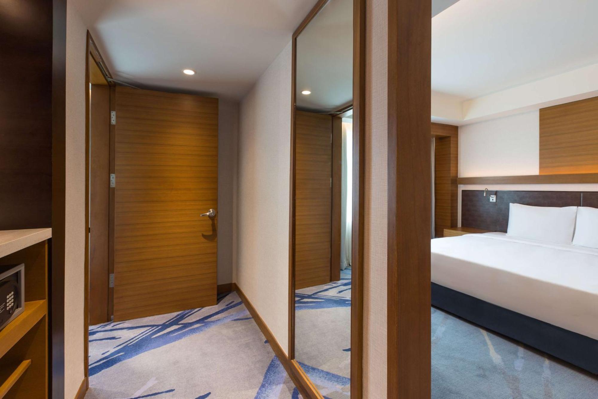 Radisson Blu Cebu Hotel Kültér fotó A room at the hotel