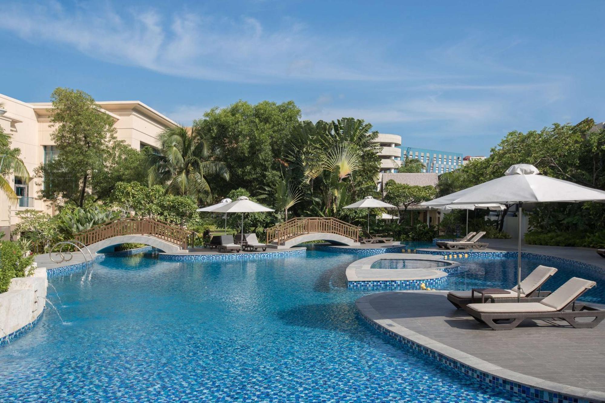 Radisson Blu Cebu Hotel Kültér fotó The swimming pool at the hotel