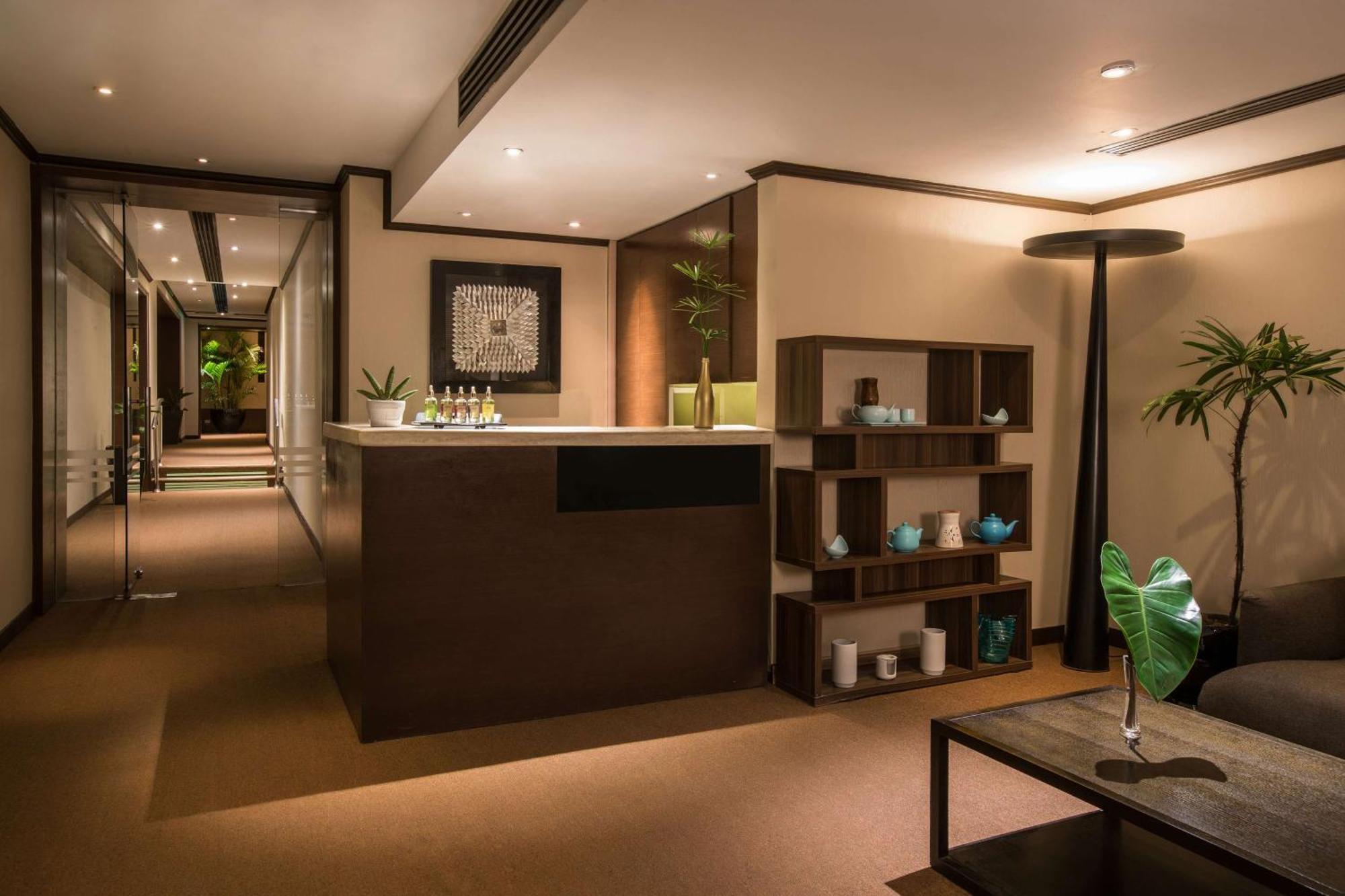 Radisson Blu Cebu Hotel Kültér fotó The interior of a spa at the Four Seasons Hotel, Hong Kong