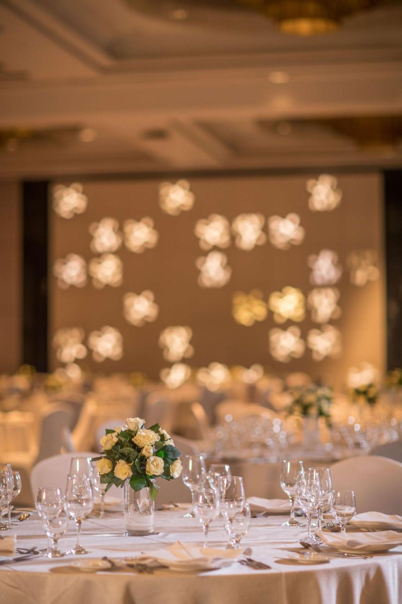 Radisson Blu Cebu Hotel Kültér fotó The interior of the ballroom