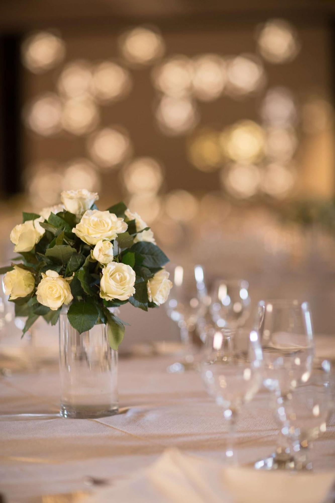 Radisson Blu Cebu Hotel Kültér fotó A bouquet of white roses
