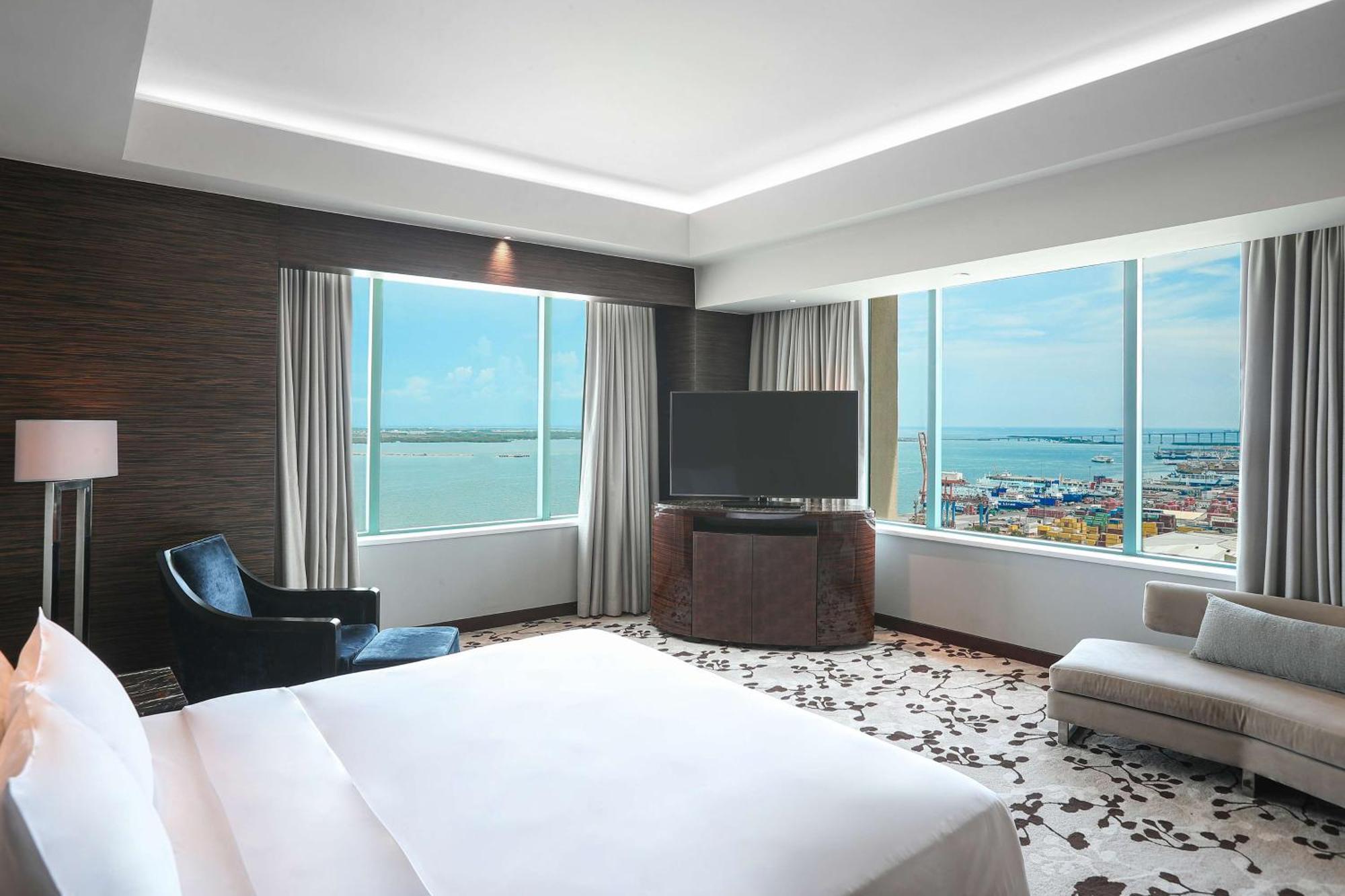 Radisson Blu Cebu Hotel Kültér fotó A bedroom at the hotel